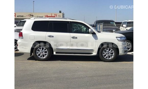 Acheter Import Voiture Toyota Land Cruiser Blanc à Import - Dubai, Iles Acheter Import Voiture Toyota Land Cruiser Blanc à Import - Dubai, Iles