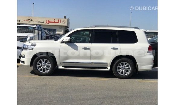 Acheter Import Voiture Toyota Land Cruiser Blanc à Import - Dubai, Iles Acheter Import Voiture Toyota Land Cruiser Blanc à Import - Dubai, Iles