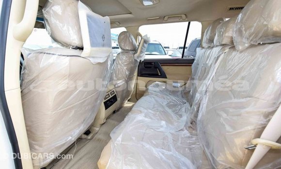 Acheter Import Voiture Toyota Land Cruiser Blanc à Import - Dubai, Iles Acheter Import Voiture Toyota Land Cruiser Blanc à Import - Dubai, Iles