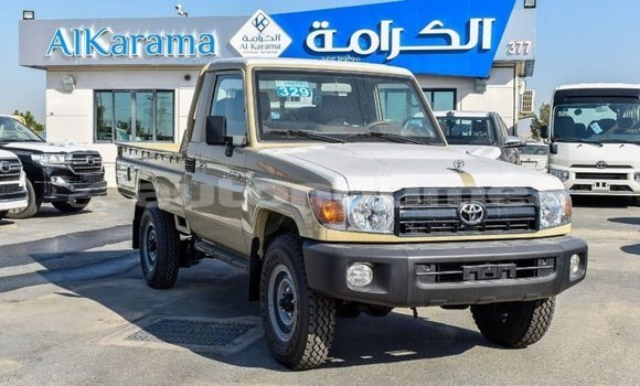 Acheter Import Voiture Toyota Land Cruiser Beige à Import - Dubai, Iles Acheter Import Voiture Toyota Land Cruiser Beige à Import - Dubai, Iles