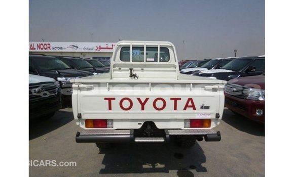 Acheter Import Voiture Toyota Land Cruiser Blanc à Import - Dubai, Iles Acheter Import Voiture Toyota Land Cruiser Blanc à Import - Dubai, Iles