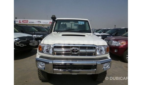 Acheter Import Voiture Toyota Land Cruiser Blanc à Import - Dubai, Iles Acheter Import Voiture Toyota Land Cruiser Blanc à Import - Dubai, Iles