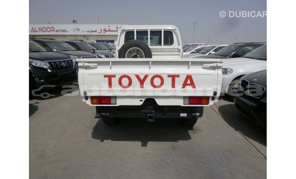 Acheter Import Voiture Toyota Land Cruiser Blanc à Import - Dubai, Iles Acheter Import Voiture Toyota Land Cruiser Blanc à Import - Dubai, Iles