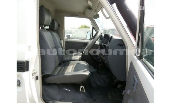 Acheter Import Voiture Toyota Land Cruiser Blanc à Import - Dubai, Iles Acheter Import Voiture Toyota Land Cruiser Blanc à Import - Dubai, Iles
