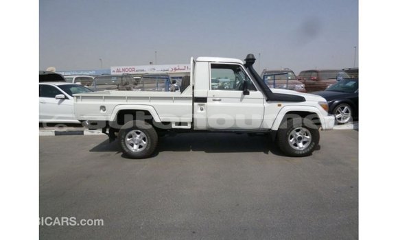 Acheter Import Voiture Toyota Land Cruiser Blanc à Import - Dubai, Iles Acheter Import Voiture Toyota Land Cruiser Blanc à Import - Dubai, Iles