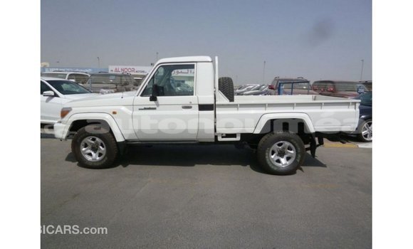 Acheter Import Voiture Toyota Land Cruiser Blanc à Import - Dubai, Iles Acheter Import Voiture Toyota Land Cruiser Blanc à Import - Dubai, Iles