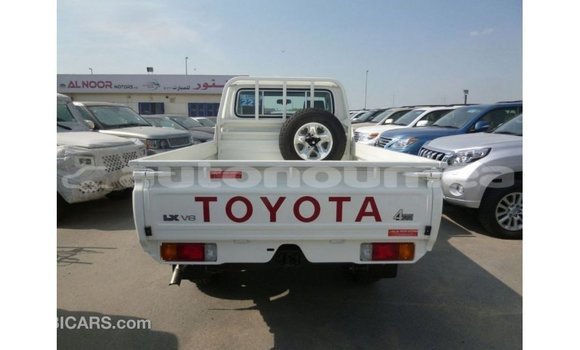 Acheter Import Voiture Toyota Land Cruiser Blanc à Import - Dubai, Iles Acheter Import Voiture Toyota Land Cruiser Blanc à Import - Dubai, Iles