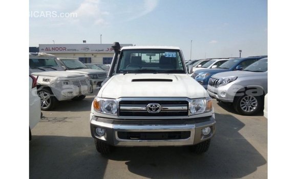 Acheter Import Voiture Toyota Land Cruiser Blanc à Import - Dubai, Iles Acheter Import Voiture Toyota Land Cruiser Blanc à Import - Dubai, Iles