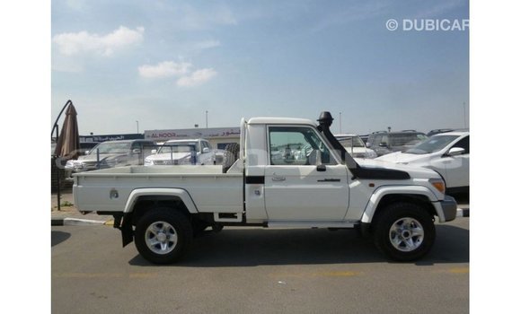 Acheter Import Voiture Toyota Land Cruiser Blanc à Import - Dubai, Iles Acheter Import Voiture Toyota Land Cruiser Blanc à Import - Dubai, Iles