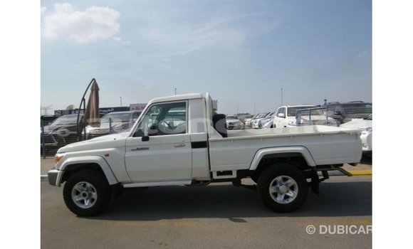 Acheter Import Voiture Toyota Land Cruiser Blanc à Import - Dubai, Iles Acheter Import Voiture Toyota Land Cruiser Blanc à Import - Dubai, Iles