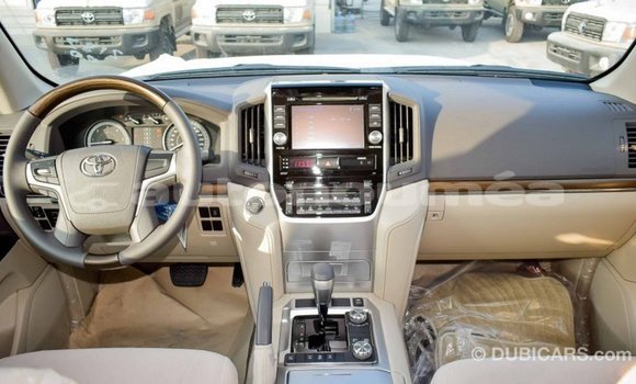 Buy Import Toyota Land Cruiser White Car in Import - Dubai in Iles Buy Import Toyota Land Cruiser White Car in Import - Dubai in Iles