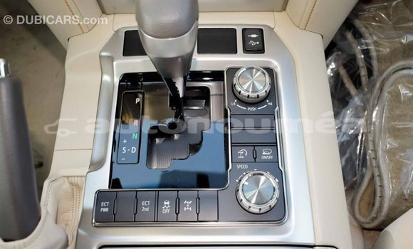 Buy Import Toyota Land Cruiser White Car in Import - Dubai in Iles Buy Import Toyota Land Cruiser White Car in Import - Dubai in Iles