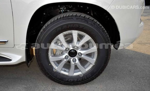 Buy Import Toyota Land Cruiser White Car in Import - Dubai in Iles Buy Import Toyota Land Cruiser White Car in Import - Dubai in Iles