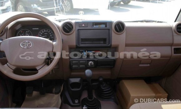 Acheter Import Voiture Toyota Land Cruiser Beige à Import - Dubai, Iles Acheter Import Voiture Toyota Land Cruiser Beige à Import - Dubai, Iles