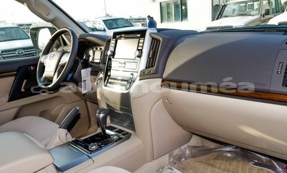 Buy Import Toyota Land Cruiser White Car in Import - Dubai in Iles Buy Import Toyota Land Cruiser White Car in Import - Dubai in Iles