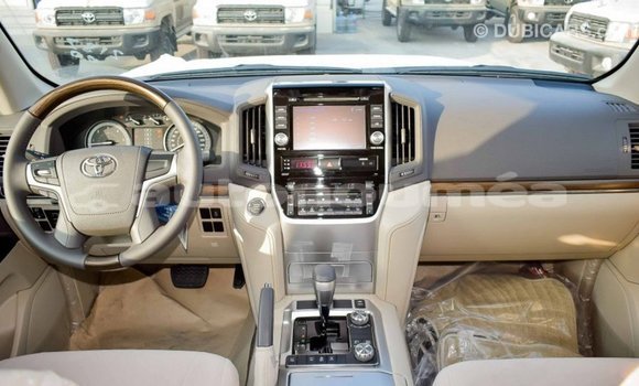 Acheter Import Voiture Toyota Land Cruiser Blanc à Import - Dubai, Iles Acheter Import Voiture Toyota Land Cruiser Blanc à Import - Dubai, Iles