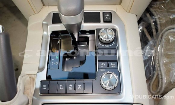 Acheter Import Voiture Toyota Land Cruiser Blanc à Import - Dubai, Iles Acheter Import Voiture Toyota Land Cruiser Blanc à Import - Dubai, Iles