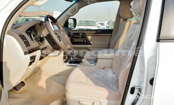 Acheter Import Voiture Toyota Land Cruiser Blanc à Import - Dubai, Iles Acheter Import Voiture Toyota Land Cruiser Blanc à Import - Dubai, Iles