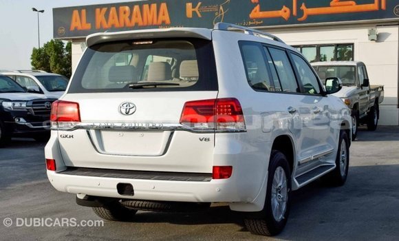 Acheter Import Voiture Toyota Land Cruiser Blanc à Import - Dubai, Iles Acheter Import Voiture Toyota Land Cruiser Blanc à Import - Dubai, Iles