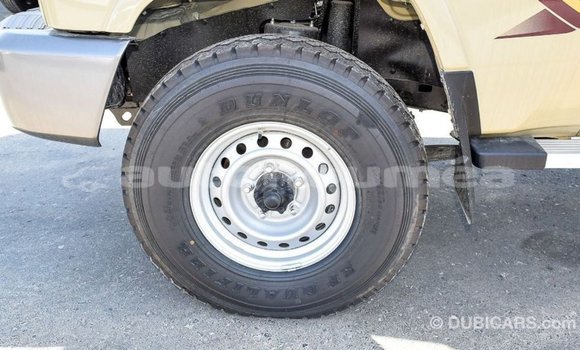 Acheter Import Voiture Toyota Land Cruiser Beige à Import - Dubai, Iles Acheter Import Voiture Toyota Land Cruiser Beige à Import - Dubai, Iles