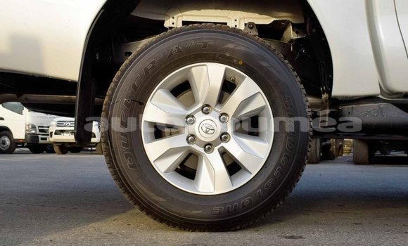 Buy Import Toyota Hilux White Car in Import - Dubai in Iles Buy Import Toyota Hilux White Car in Import - Dubai in Iles