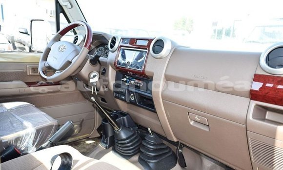 Buy Import Toyota Land Cruiser Beige Car in Import - Dubai in Iles Buy Import Toyota Land Cruiser Beige Car in Import - Dubai in Iles