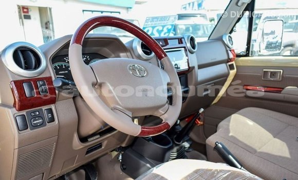 Acheter Import Voiture Toyota Land Cruiser Beige à Import - Dubai, Iles Acheter Import Voiture Toyota Land Cruiser Beige à Import - Dubai, Iles