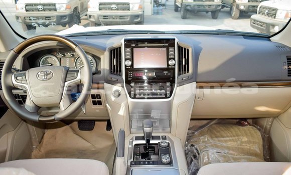 Buy Import Toyota Land Cruiser White Car in Import - Dubai in Iles Buy Import Toyota Land Cruiser White Car in Import - Dubai in Iles