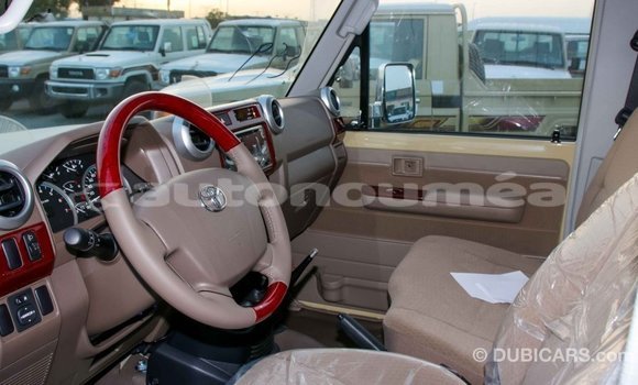 Acheter Import Voiture Toyota Land Cruiser Beige à Import - Dubai, Iles Acheter Import Voiture Toyota Land Cruiser Beige à Import - Dubai, Iles