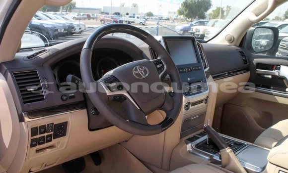 Buy Import Toyota Land Cruiser White Car in Import - Dubai in Iles Buy Import Toyota Land Cruiser White Car in Import - Dubai in Iles