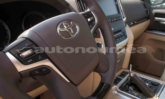 Buy Import Toyota Land Cruiser White Car in Import - Dubai in Iles Buy Import Toyota Land Cruiser White Car in Import - Dubai in Iles