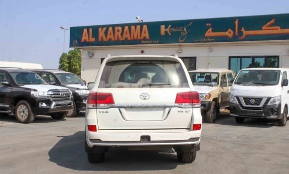 Buy Import Toyota Land Cruiser White Car in Import - Dubai in Iles Buy Import Toyota Land Cruiser White Car in Import - Dubai in Iles