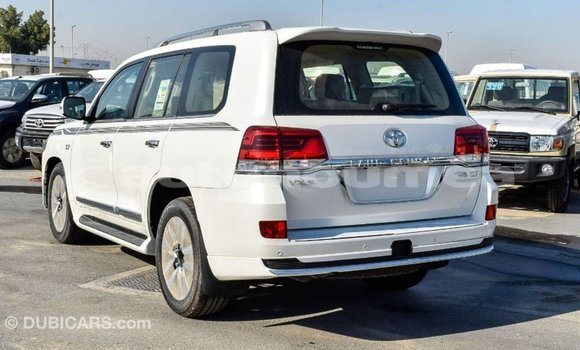 Acheter Import Voiture Toyota Land Cruiser Blanc à Import - Dubai, Iles Acheter Import Voiture Toyota Land Cruiser Blanc à Import - Dubai, Iles