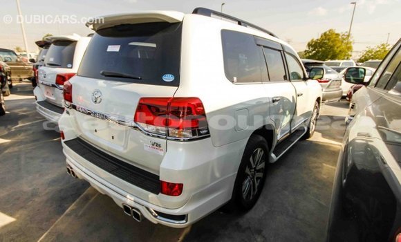 Acheter Import Voiture Toyota Land Cruiser Blanc à Import - Dubai, Iles Acheter Import Voiture Toyota Land Cruiser Blanc à Import - Dubai, Iles