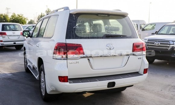 Buy Import Toyota Land Cruiser White Car in Import - Dubai in Iles Buy Import Toyota Land Cruiser White Car in Import - Dubai in Iles