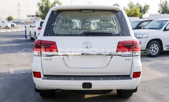 Buy Import Toyota Land Cruiser White Car in Import - Dubai in Iles Buy Import Toyota Land Cruiser White Car in Import - Dubai in Iles