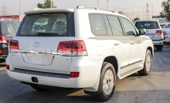 Buy Import Toyota Land Cruiser White Car in Import - Dubai in Iles Buy Import Toyota Land Cruiser White Car in Import - Dubai in Iles