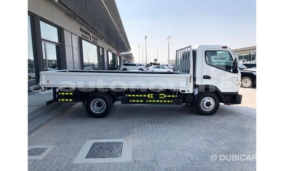 Buy Import Mitsubishi Carisma White Car in Import - Dubai in Iles Buy Import Mitsubishi Carisma White Car in Import - Dubai in Iles