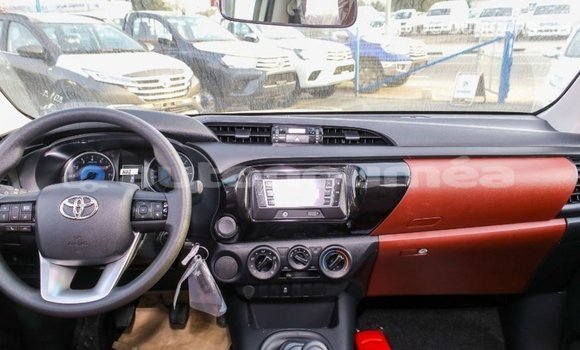 Acheter Import Voiture Toyota Hilux Blanc à Import - Dubai, Iles Acheter Import Voiture Toyota Hilux Blanc à Import - Dubai, Iles