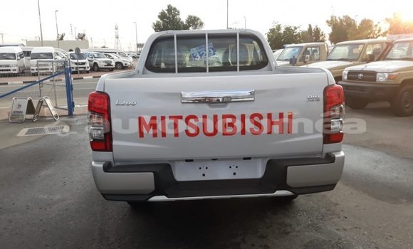 Buy Import Mitsubishi L200 White Car in Import - Dubai in Iles Buy Import Mitsubishi L200 White Car in Import - Dubai in Iles