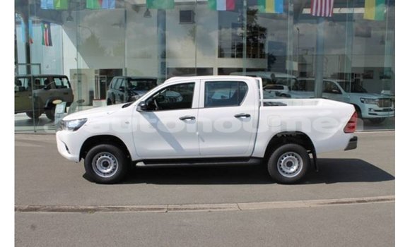 Medium with watermark toyota hilux iles import dubai 3058