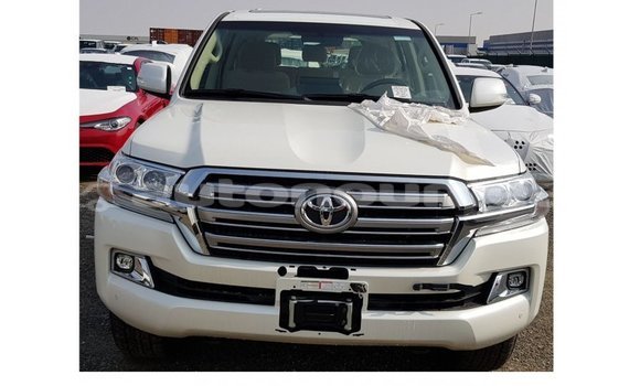Buy Import Toyota Land Cruiser White Car in Import - Dubai in Iles Buy Import Toyota Land Cruiser White Car in Import - Dubai in Iles