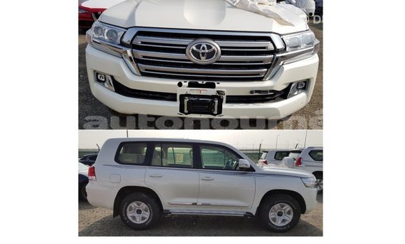 Buy Import Toyota Land Cruiser White Car in Import - Dubai in Iles Buy Import Toyota Land Cruiser White Car in Import - Dubai in Iles