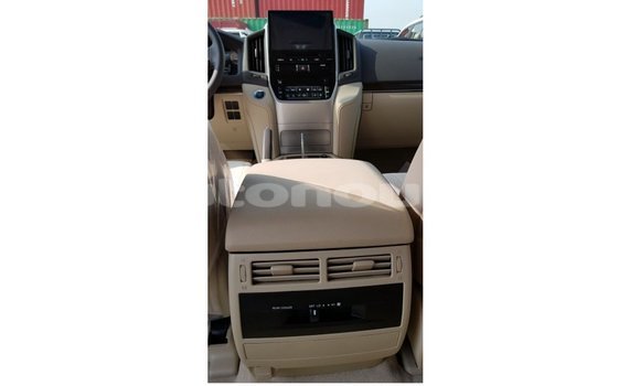 Buy Import Toyota Land Cruiser White Car in Import - Dubai in Iles Buy Import Toyota Land Cruiser White Car in Import - Dubai in Iles
