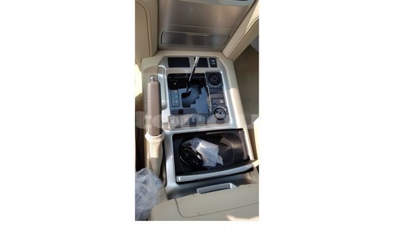 Buy Import Toyota Land Cruiser White Car in Import - Dubai in Iles Buy Import Toyota Land Cruiser White Car in Import - Dubai in Iles