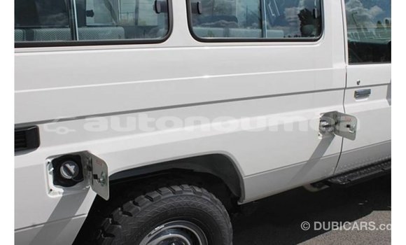 Buy Import Toyota Land Cruiser White Car in Import - Dubai in Iles Buy Import Toyota Land Cruiser White Car in Import - Dubai in Iles