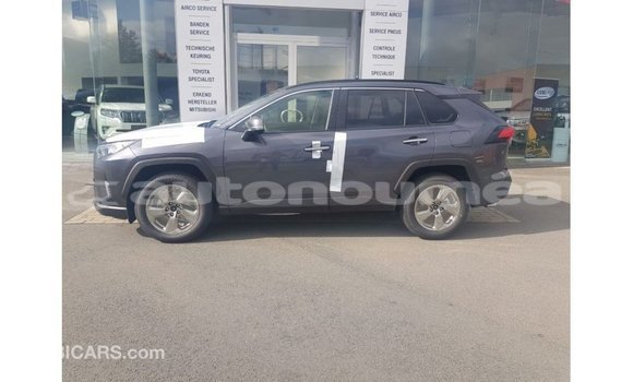 Buy Import Toyota HiAce Other Truck in Import - Dubai in Iles Buy Import Toyota HiAce Other Truck in Import - Dubai in Iles