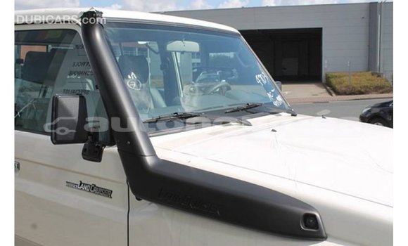Buy Import Toyota Land Cruiser White Car in Import - Dubai in Iles Buy Import Toyota Land Cruiser White Car in Import - Dubai in Iles