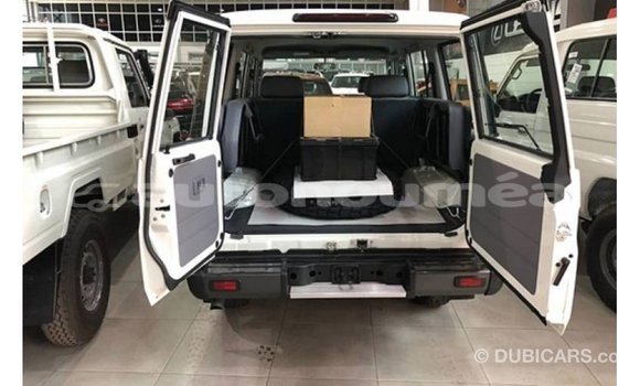 Acheter Import Voiture Toyota Land Cruiser Blanc à Import - Dubai, Iles Acheter Import Voiture Toyota Land Cruiser Blanc à Import - Dubai, Iles