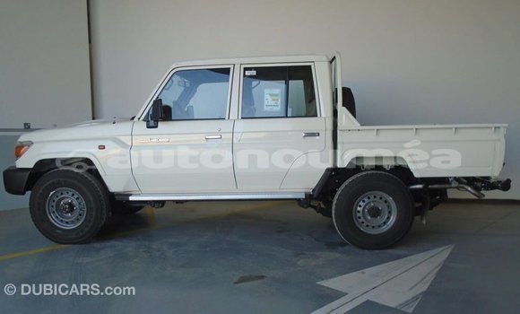 Acheter Import Voiture Toyota Land Cruiser Blanc à Import - Dubai, Iles Acheter Import Voiture Toyota Land Cruiser Blanc à Import - Dubai, Iles